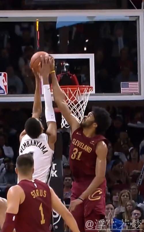 米切尔三双表现助力骑士主场击败马刺 米切尔三双表现助力骑士主场击败马刺