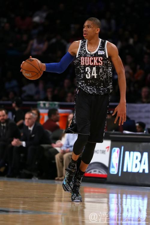 阿德托昆博砍下37分 雄鹿主场力克太阳